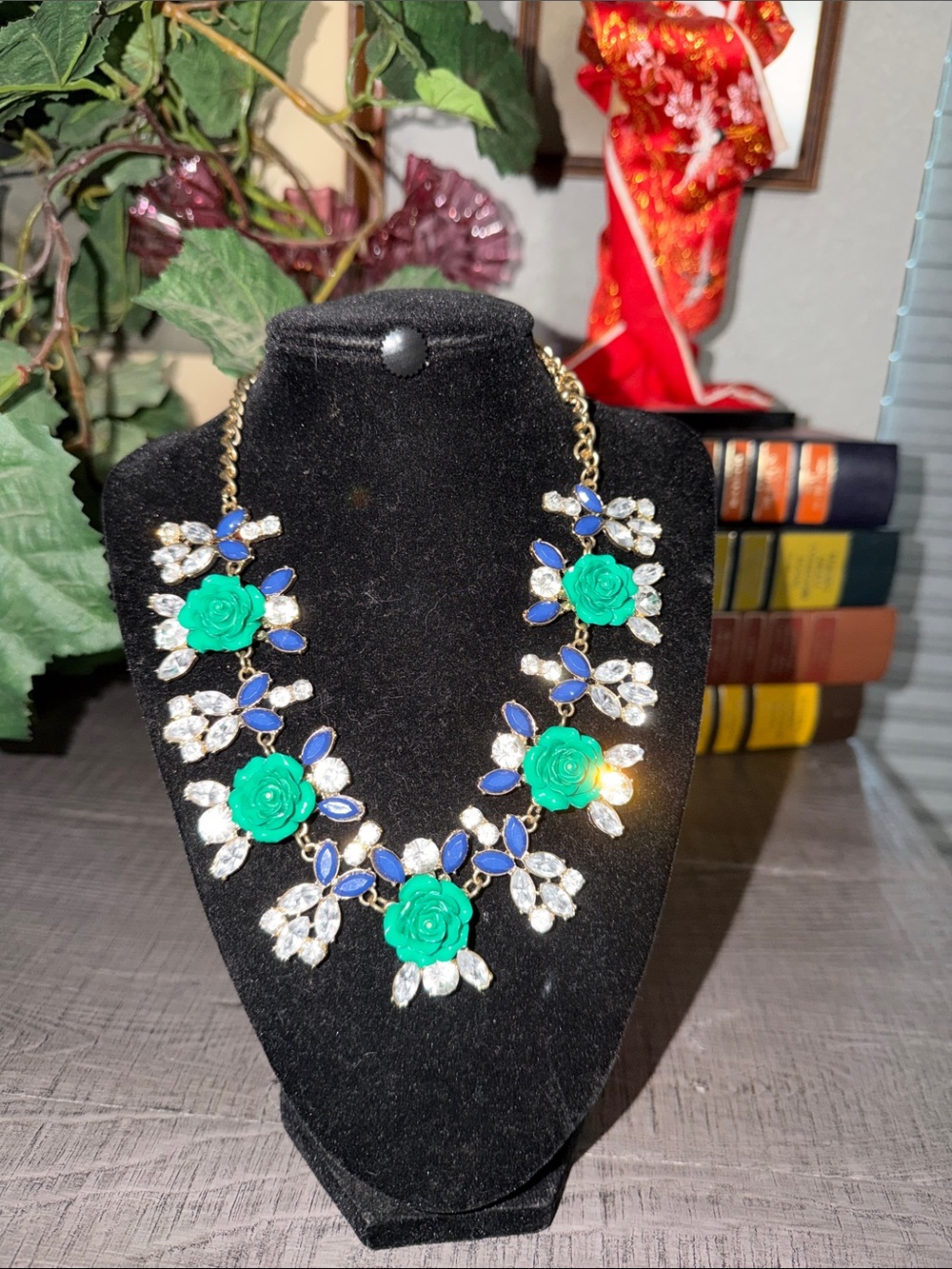 🤩Vintage Green Rose Necklace with Blue and Clear Accents - Women Jewelry